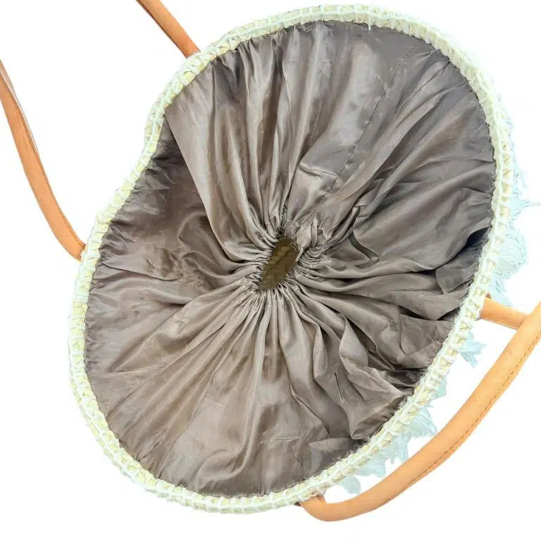 Cesta Capazo de Rafia Artesanal Estilo Boho con Flecos y Detalles Dorados